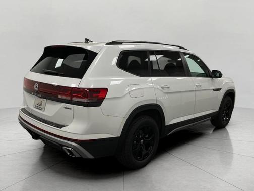 Opal White Pearl 2026 Volkswagen Atlas 2.0T Peak Edition
