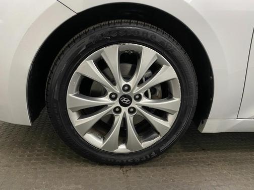 Photo 4 of 26 of 2014 Hyundai Azera Base