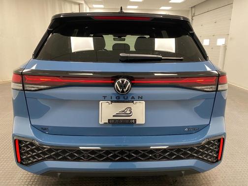 2025 Volkswagen Tiguan 2.0T SE R-Line Black