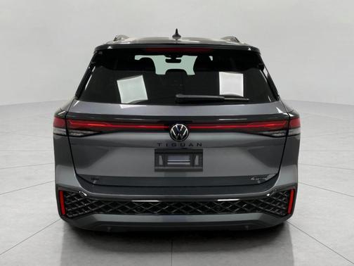 Platinum Gray Metallic 2026 Volkswagen Tiguan 2.0T SE