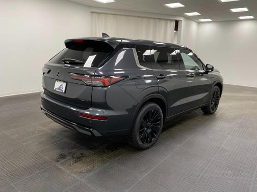 Graphite Gray 2026 Mitsubishi Outlander LE