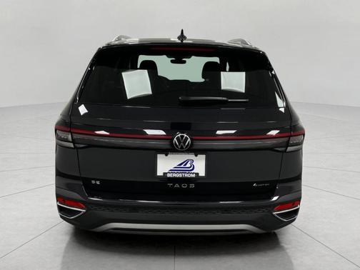 Deep Black Pearl Effect 2025 Volkswagen Taos 1.5T SE