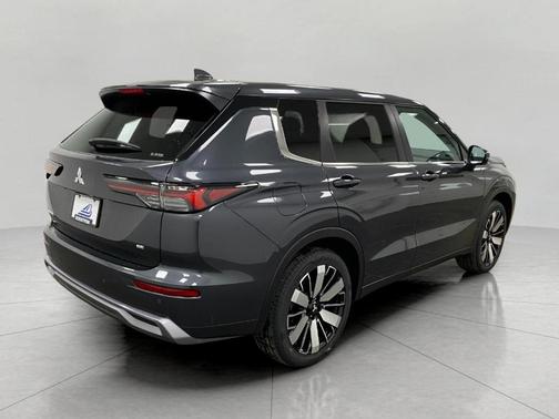 Graphite Gray 2026 Mitsubishi Outlander SE