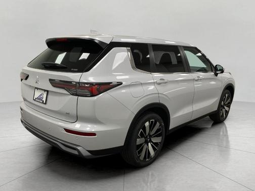 White Diamond 2026 Mitsubishi Outlander SE