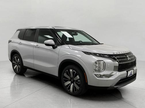 White Diamond 2026 Mitsubishi Outlander SE