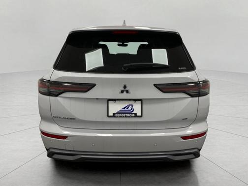 White Diamond 2026 Mitsubishi Outlander SE