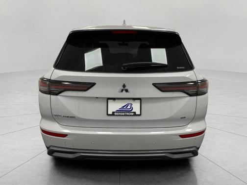 White Diamond 2026 Mitsubishi Outlander SE