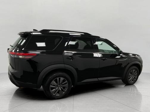 Super Black 2024 Nissan Pathfinder SV