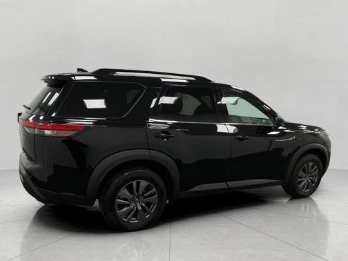 Super Black 2024 Nissan Pathfinder SV
