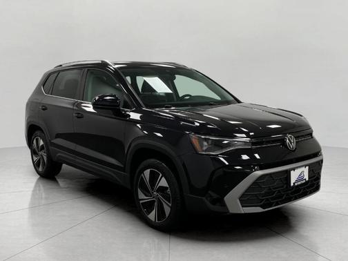 Deep Black Pearl Effect 2025 Volkswagen Taos 1.5T SE