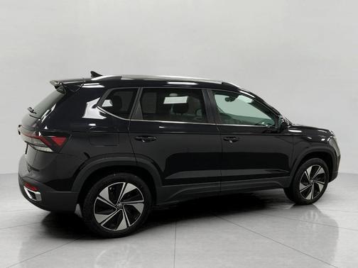 Deep Black Pearl Effect 2025 Volkswagen Taos 1.5T SE