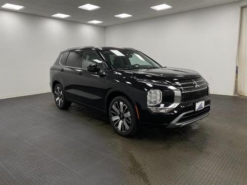 Labrador Black 2026 Mitsubishi Outlander SEL