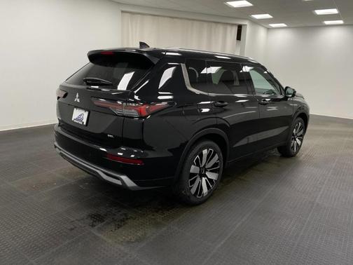 Labrador Black 2026 Mitsubishi Outlander SEL