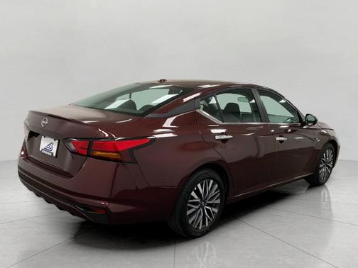 Garnet Pearl Me 2025 Nissan Altima SV