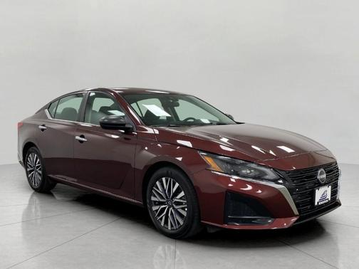 Garnet Pearl Me 2025 Nissan Altima SV