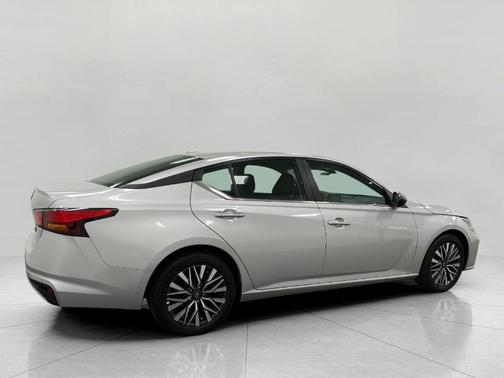 Brilliant Silver Metallic 2025 Nissan Altima SV