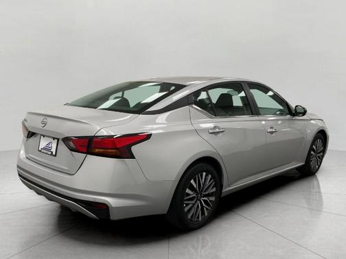 Brilliant Silver Metallic 2025 Nissan Altima SV