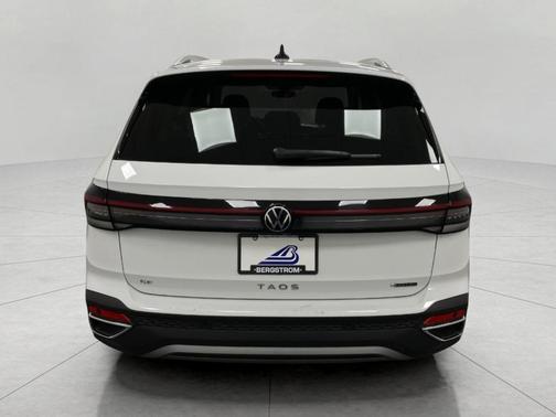Pure White 2025 Volkswagen Taos 1.5T SE