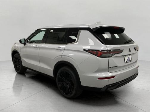 White Diamond 2026 Mitsubishi Outlander LE