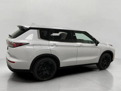 White Diamond 2026 Mitsubishi Outlander LE