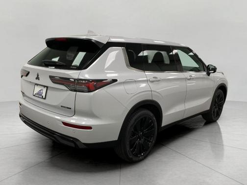 White Diamond 2026 Mitsubishi Outlander LE