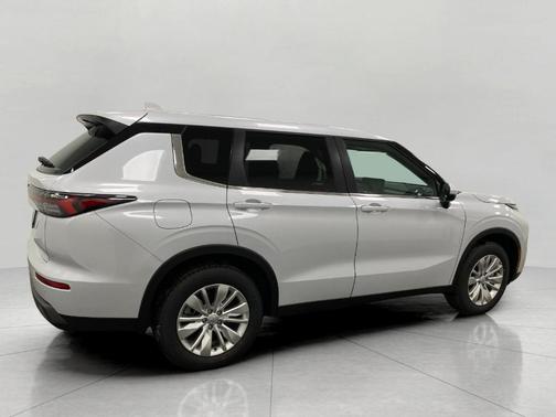 White Diamond 2026 Mitsubishi Outlander ES