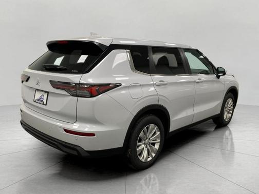 White Diamond 2026 Mitsubishi Outlander ES