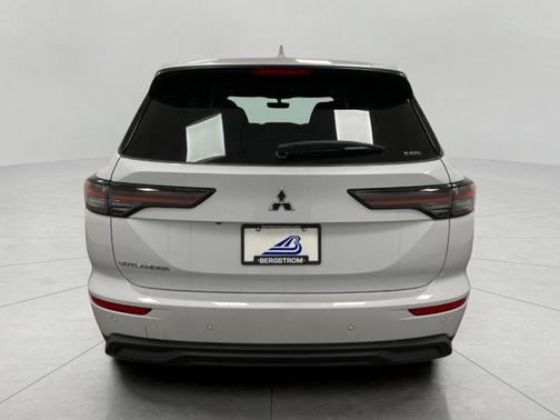 White Diamond 2026 Mitsubishi Outlander ES