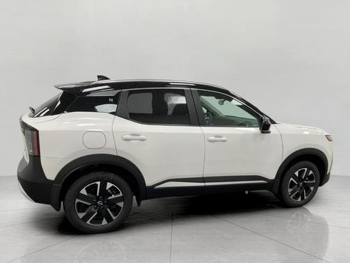 Aspen White Tricoat 2026 Nissan Kicks SV