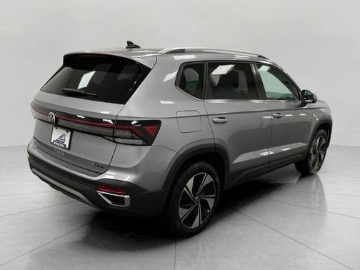 Pyrite Silver Metallic 2025 Volkswagen Taos 1.5T SE