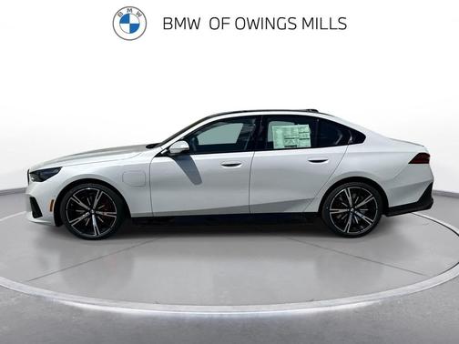 Mineral White Metallic 2026 BMW 550e xDrive