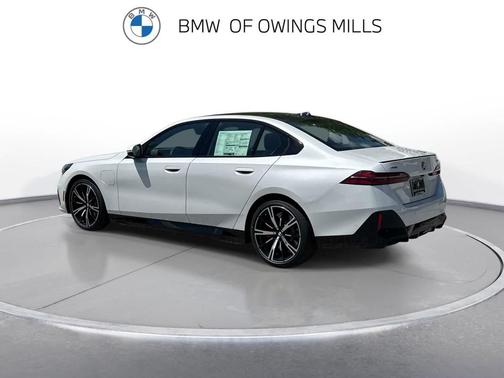 Mineral White Metallic 2026 BMW 550e xDrive