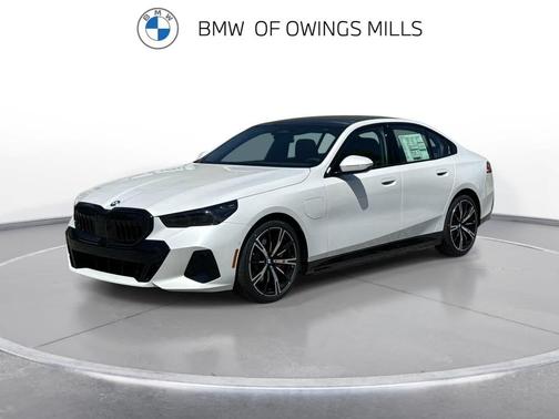 Mineral White Metallic 2026 BMW 550e xDrive