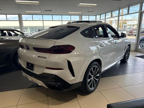 2021 BMW X6 M50i