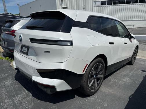Mineral White Metallic 2024 BMW iX xDrive50
