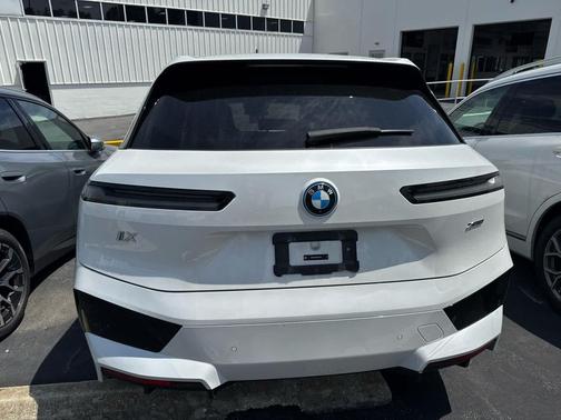 Mineral White Metallic 2024 BMW iX xDrive50