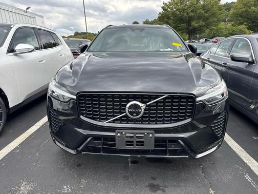 2022 Volvo XC60 B5 R-Design