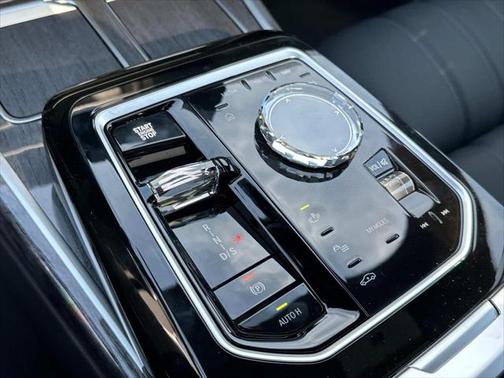 2025 BMW 750e i xDrive