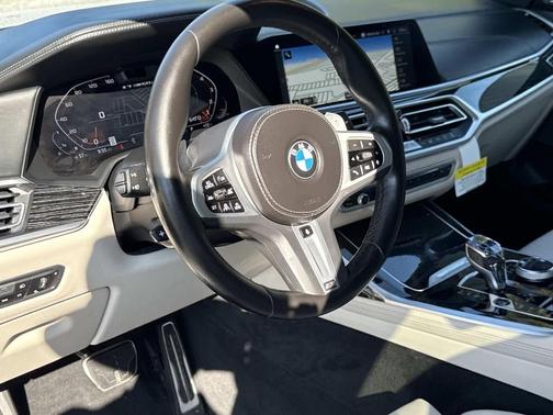 2022 BMW X7 M50i