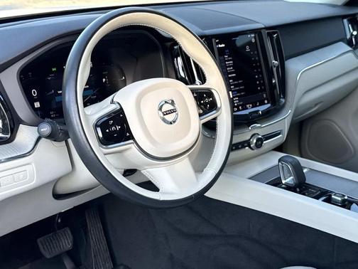 2023 Volvo XC60 Recharge Plug-In Hybrid T8 Plus Bright Theme