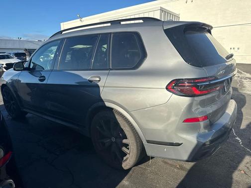 2023 BMW X7 M60i