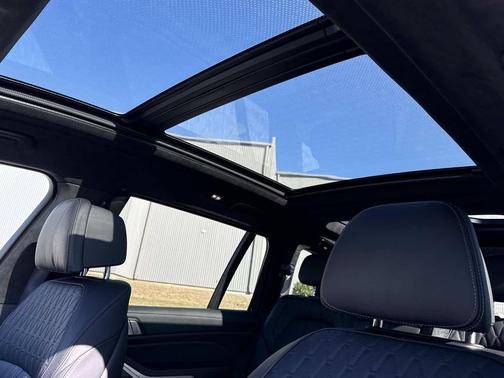 2023 BMW X7 M60i