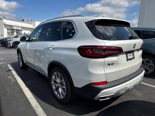 Mineral White Metallic 2023 BMW X5 xDrive40i