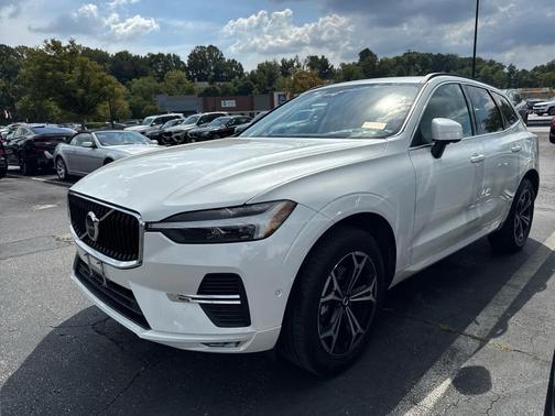 2022 Volvo XC60 B5 Momentum