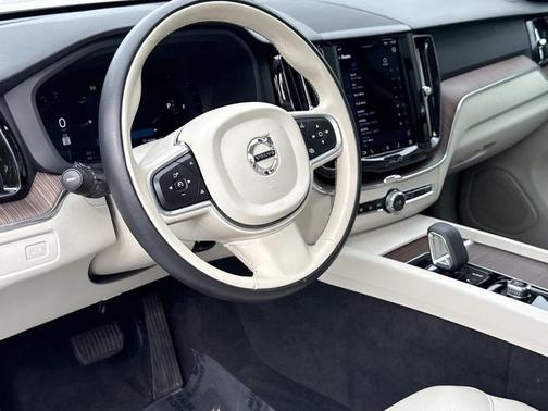 2022 Volvo XC60 B5 Momentum