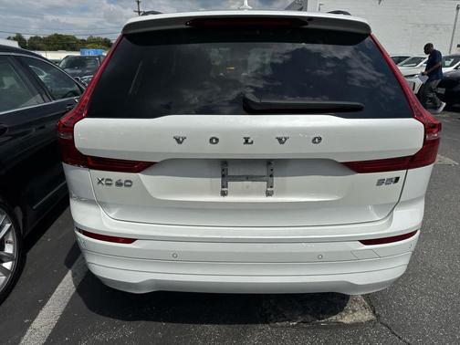 2022 Volvo XC60 B5 Momentum