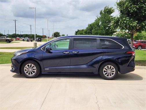 2021 Toyota Sienna XLE 8 Passenger
