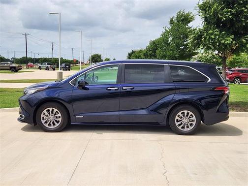 2021 Toyota Sienna XLE 8 Passenger