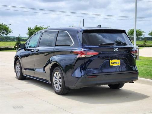 2021 Toyota Sienna XLE 8 Passenger