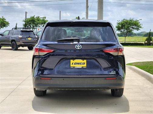 2021 Toyota Sienna XLE 8 Passenger